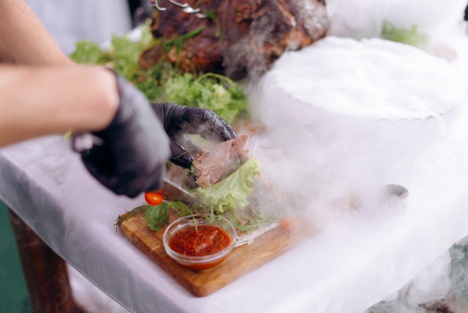 Gastronomsko jelo s ukrasom i dimom