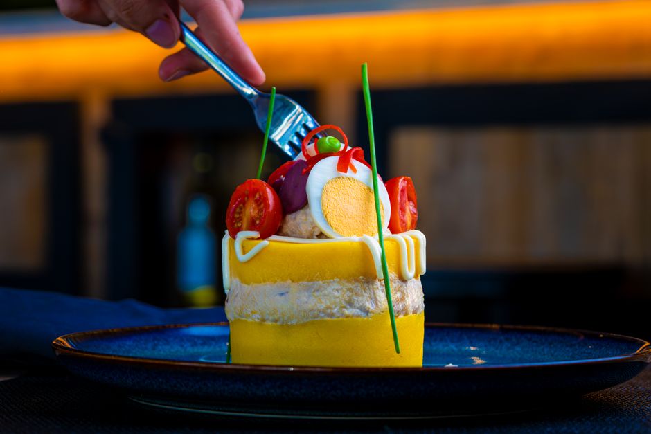 Gastronomsko jelo s jajima i rajčicom