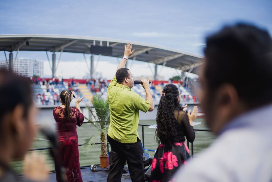 Energičan koncert na stadionu s raznolikom skupinom izvođača