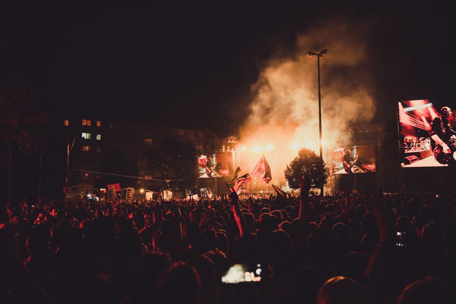 Dinamičan koncert s velikom publikom i reflektorima