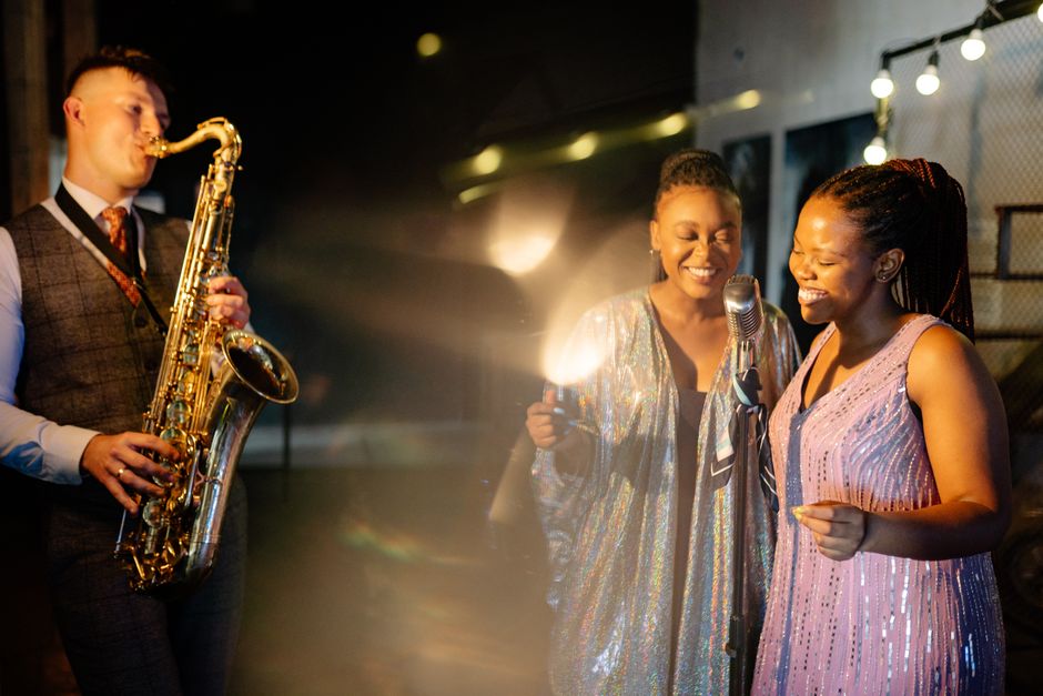 Živopisna noćna scena jazz bendova s saksofonistom i pjevačima