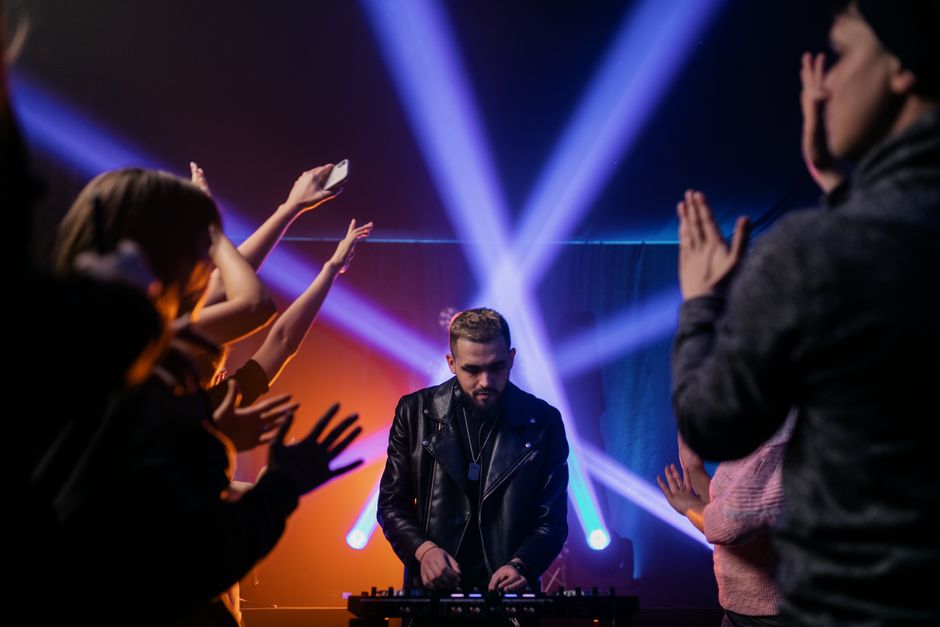 DJ nastupa uživo pred publikom u noćnom klubu