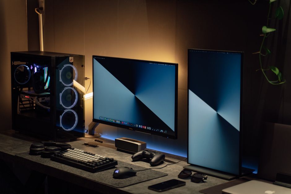 Moderna PC postava s dva monitora