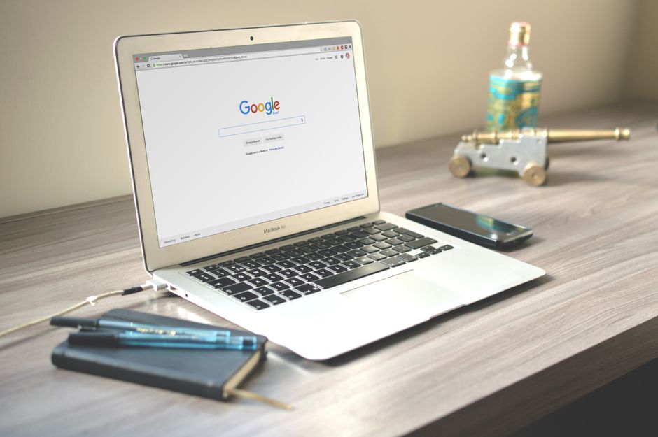 Uredan radni prostor s laptopom koji prikazuje Google pretragu