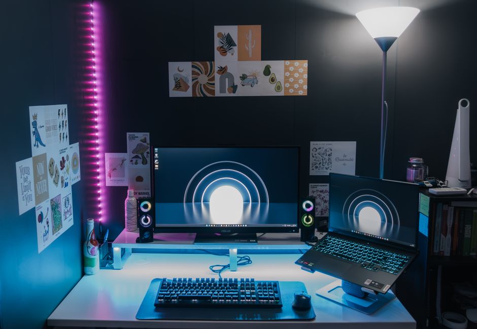 Gaming i tech postava s LED rasvjetom