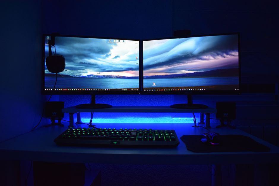 Dvostruki monitori s plavom rasvjetom