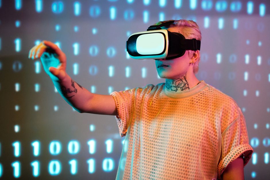 Osoba doživljava virtualnu stvarnost s naočalama uz pozadinu binarnog kôda